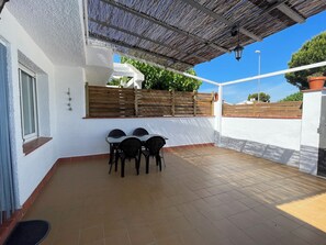Outdoor dining - Casa Rogi, with pool, ideal for family, on main street and near the beach (Riumar)
