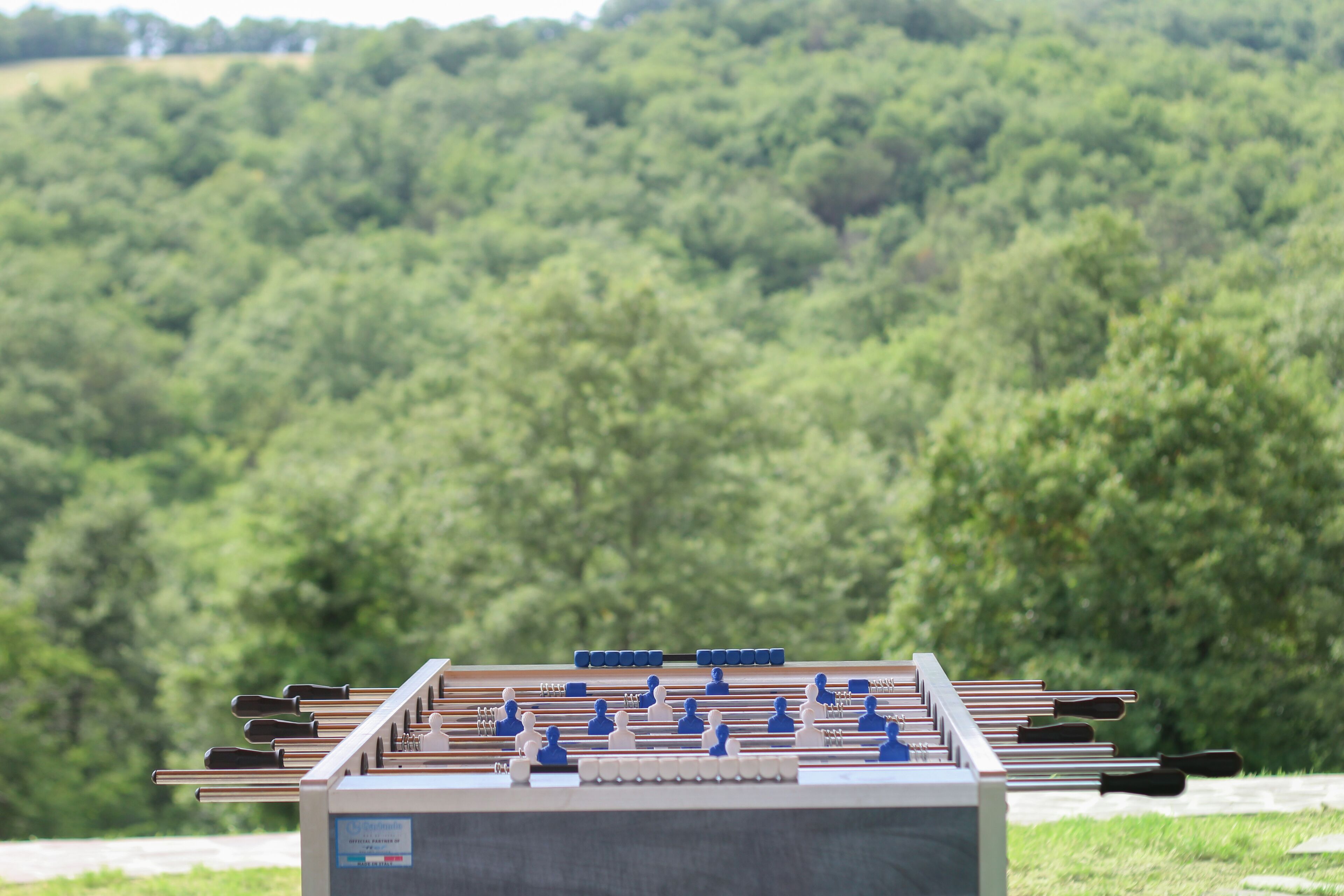 Une table de baby-foot offrant une vue dégagée sur le paysage environnant.