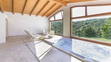 室內泳池、室外泳池