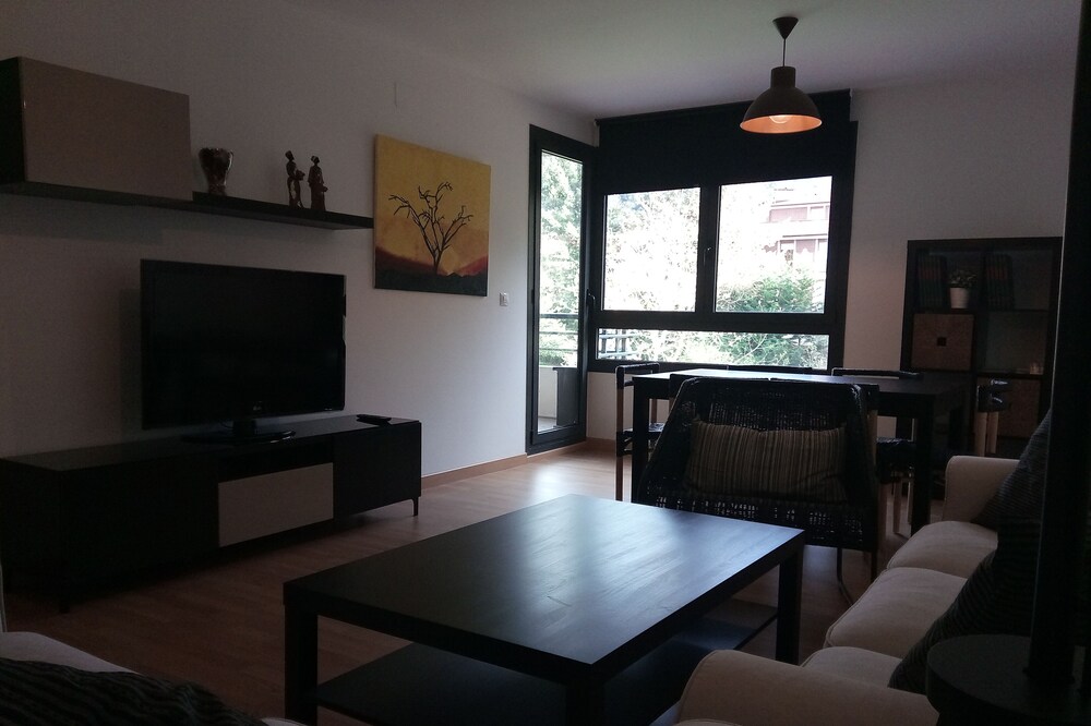 Release floor, surrounded by mountains and beach 15 minutes