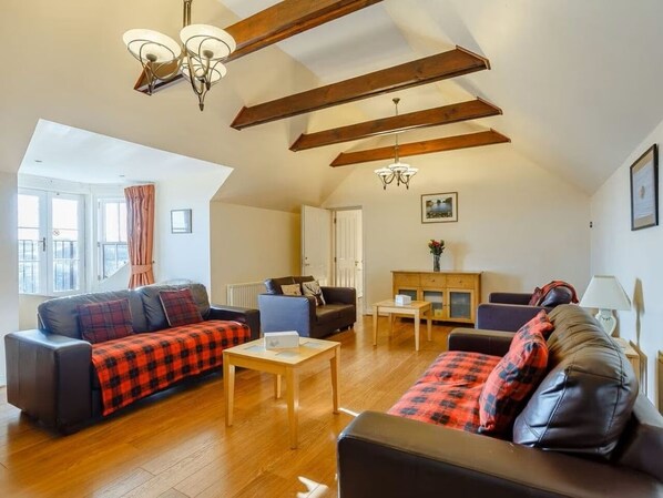 Fernseher, Kamin, DVD-Player, Tischtennisplatte