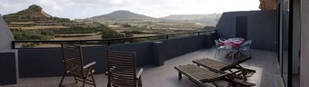 Large seaside penthouse, with breathtaking country views