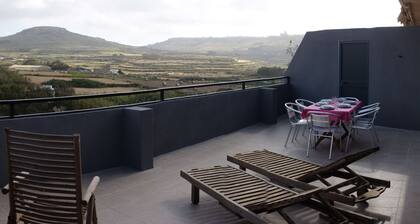 Suuri merenranta kattohuoneisto, henkeäsalpaavat maan näkymät