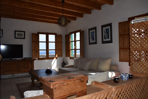 TV, fireplace, DVD player, books