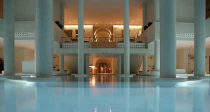 Ylellinen huvila yksityisellä uima-altaalla