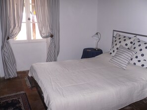 4 bedrooms, desk, iron/ironing board, free WiFi