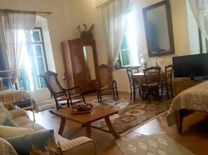 5 bedrooms, Internet, bed sheets - TRADITIONAL OLD MANSION IN THE ISLAND OF SPETSES, WITH SEA VIEW. (SPETSES ISLAND)