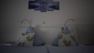 Individuell eingerichtet, Schreibtisch, Verdunkelungsvorhänge