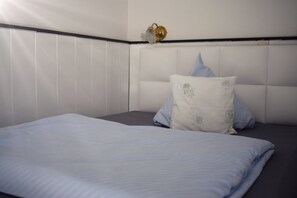 Chambre Double pour 1 personne | Ameublement personnalisé, bureau, rideaux occultants