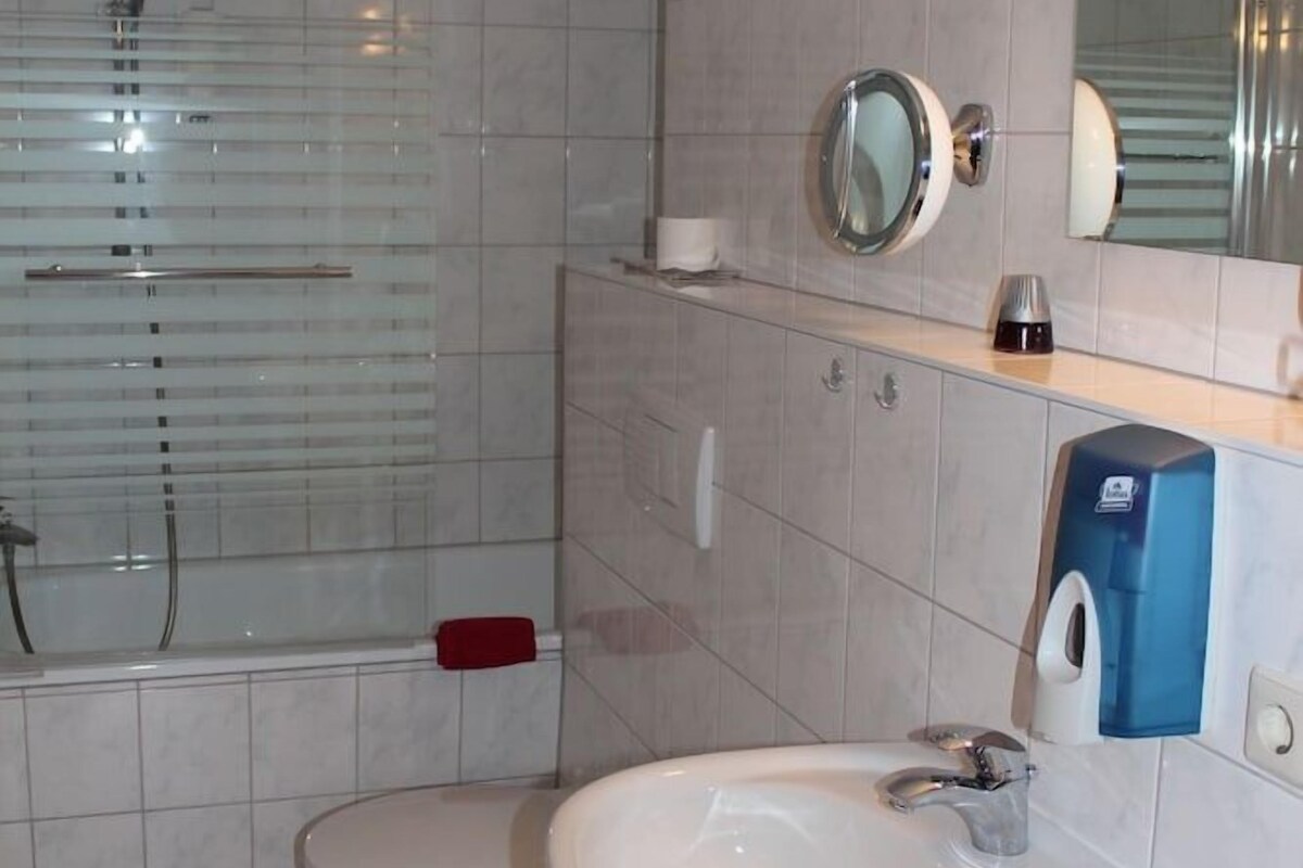 Badkamer | Een douche, gratis toiletartikelen, een haardroger, handdoeken