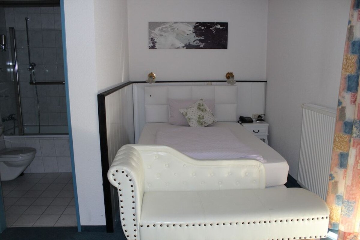Schreibtisch, Verdunkelungsvorhänge, schallisolierte Zimmer