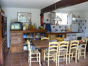 Fridge, microwave, oven, stovetop - Mansion - Sore (Sore)