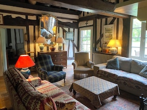 Televisie, een open haard, een dvd-speler en tafelvoetbal