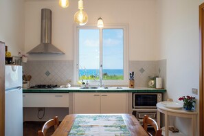 Fridge, oven, stovetop, coffee/tea maker