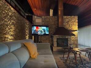 TV, fireplace, video games, DVD player - Oak Hill Gerês | An Immersive Nature Stay (Vilarinho)
