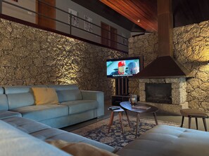TV, fireplace, video games, DVD player - Oak Hill Gerês | An Immersive Nature Stay (Vilarinho)
