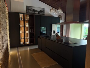 Fridge, microwave, oven, stovetop - Oak Hill Gerês | An Immersive Nature Stay (Vilarinho)