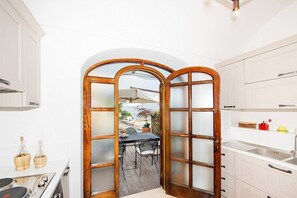 Herdplatte, Geschirrspüler, Wasserkocher mit Kaffee-/Teezubehör