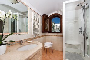 Douche, serviettes fournies