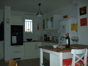 Kjøleskap, mikrobølgeovn, ovn og kokeplater