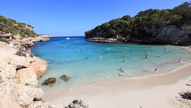 A coastal beach with clear turquoise water, rocky cliffs, and a sandy shore. - Bella Vista.
ETV /1070 BELLA VISTA. (Sóller ,Biniaraix .)
