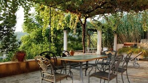 An outdoor patio with a round table and chairs, surrounded by greenery and a pergola. - Bella Vista.
ETV /1070 BELLA VISTA. (Sóller ,Biniaraix .)