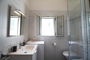 Douche, sèche-cheveux, bidet, serviettes fournies