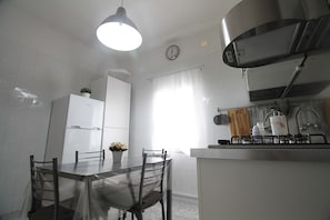Kühlschrank, Mikrowelle, Herdplatte, Hochstuhl