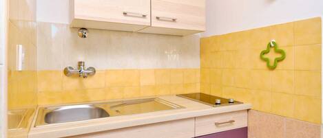 Een koelkast, een kookplaat