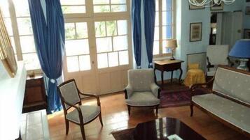 Tv, dvd-spelare, ett bordtennisbord och böcker