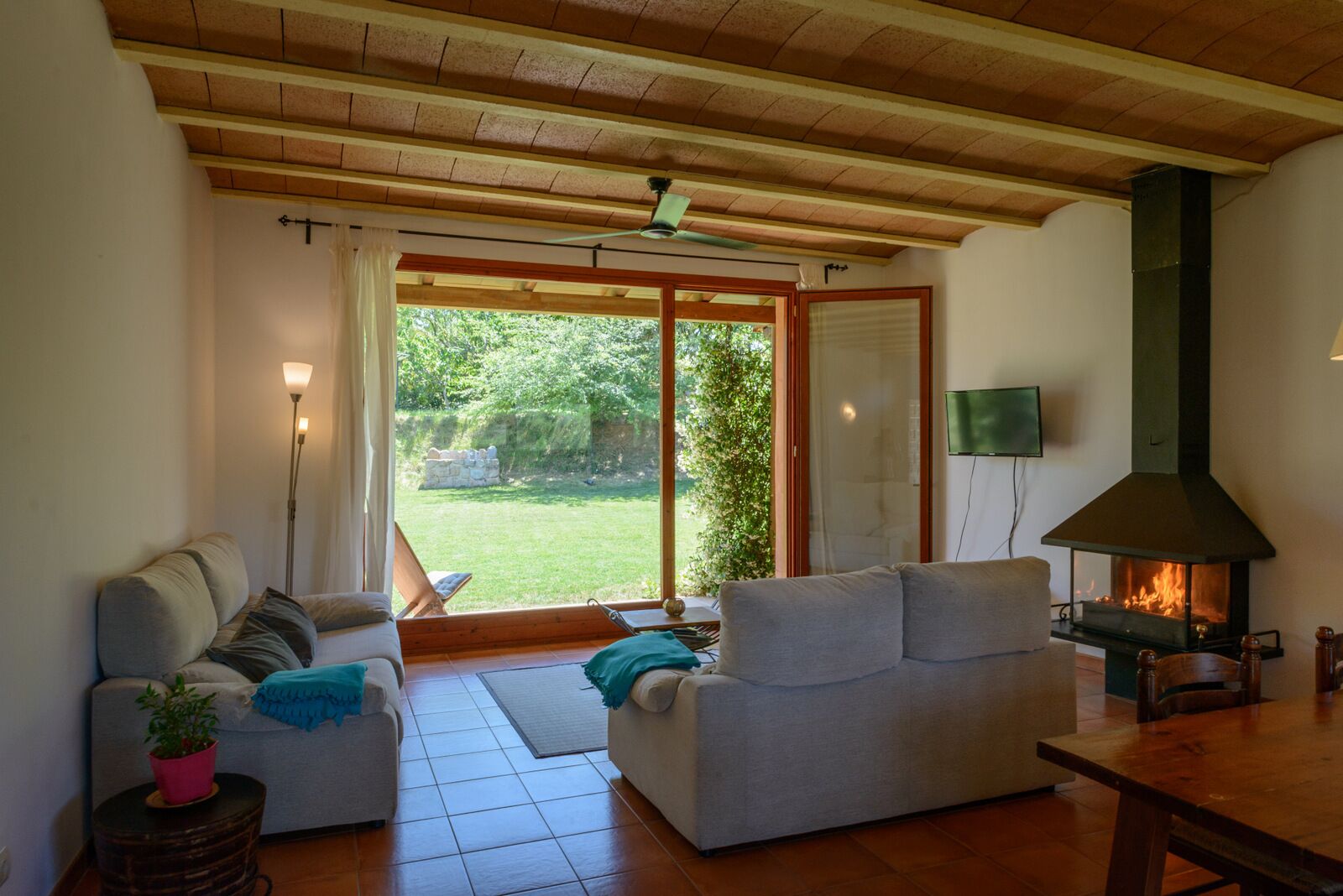 Eco Cottage in charming village in rural Costa Brava. Swimming pool-big garden