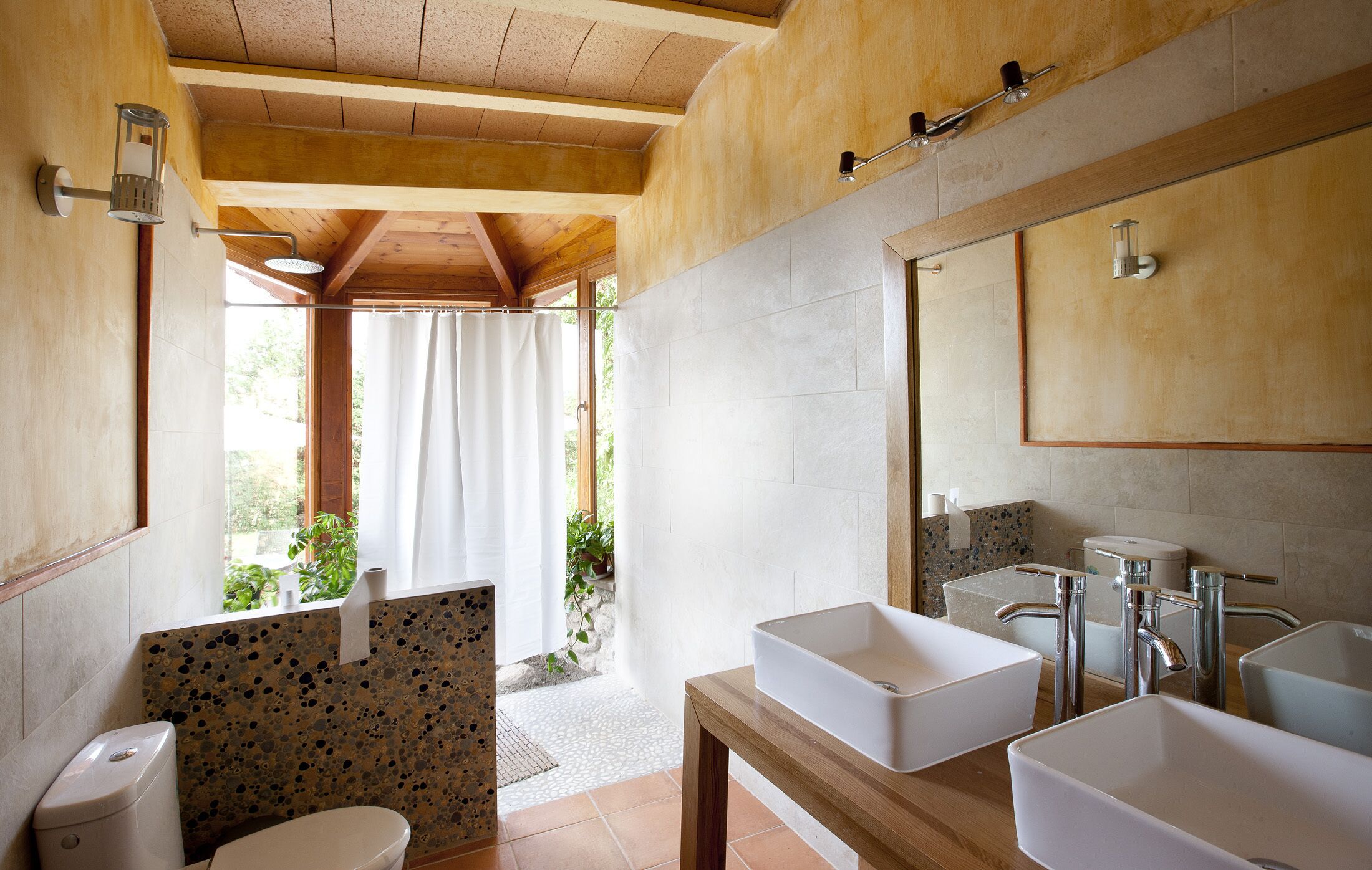 Ensemble douche/baignoire, sèche-cheveux, serviettes fournies