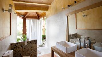 Ensemble douche/baignoire, sèche-cheveux, serviettes fournies