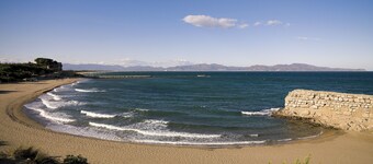 Eco Cottage in charming village in rural Costa Brava. Swimming pool-big garden