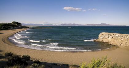 Eco Cottage in charming village in rural Costa Brava. Swimming pool-big garden