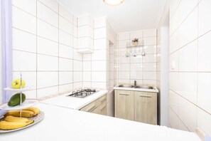 Frigorífic, placa de cuina i utensilis de cuina, vaixella i coberteria