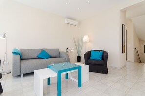 TV, DVD player, books - Villa With Private Pool (Dunas Douradas)