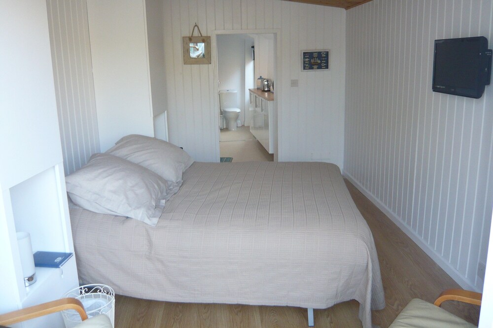 Self Contained Garden Studio With Private Decked Terrace, close to town and sea