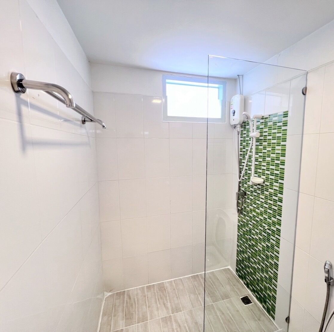 2-Bedroom Connecting | Bathroom | Shower, free toiletries, towels