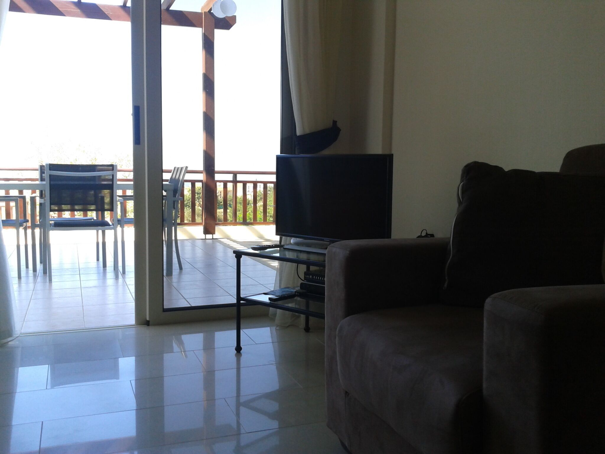 Télévision, lecteur de DVD, livres