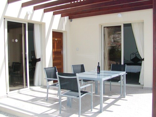 Luxury 1 bedroom apartment (sleeps 4) with shared pool