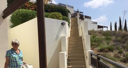Luxury 1 bedroom apartment (sleeps 4) with shared pool
