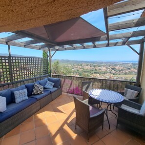 Outdoor dining - Private Villa, heated infinity pool, Jacuzzi & Sauna 3.5km from the sea. (Girona)