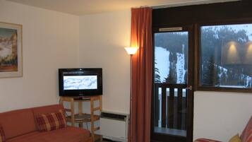 Una televisión, un reproductor de DVD, una videoteca