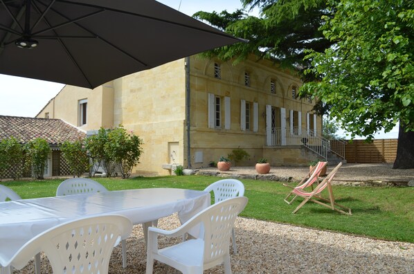 Outdoor dining - Chartreuse between Saint Emilion and Bordeaux (Génissac)