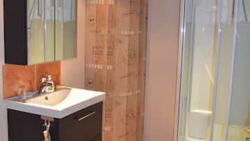 Combined shower/tub, hair dryer, towels