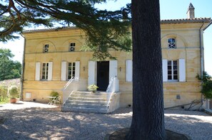 Exterior - Chartreuse between Saint Emilion and Bordeaux (Génissac)