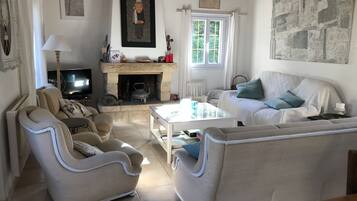 Fernseher, Kamin, Bücher