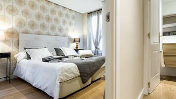 1 slaapkamer, een strijkplank/strijkijzer, wifi, beddengoed