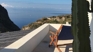 A balcony with a view of the sea and a cactus. - Aeolian Island Villa-Detached villa LIPARI, private pool with stunning sea view (Lipari)